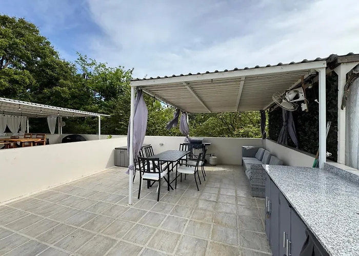 Sunny Tropical And Rooftop Terrace Ferienhaus